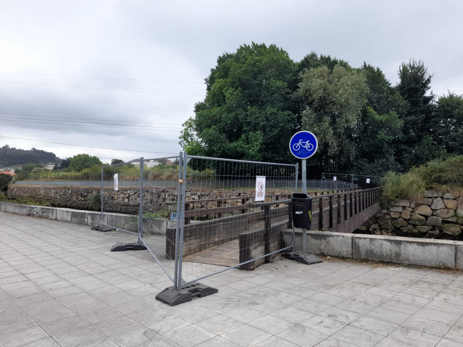 El deterioro evidente obliga a cerrar un puente peatonal del río Mero en A Barcala