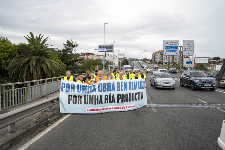 Los mariscadores replican al alcalde de Oleiros que están siendo obligados “a cortar o tráfico”