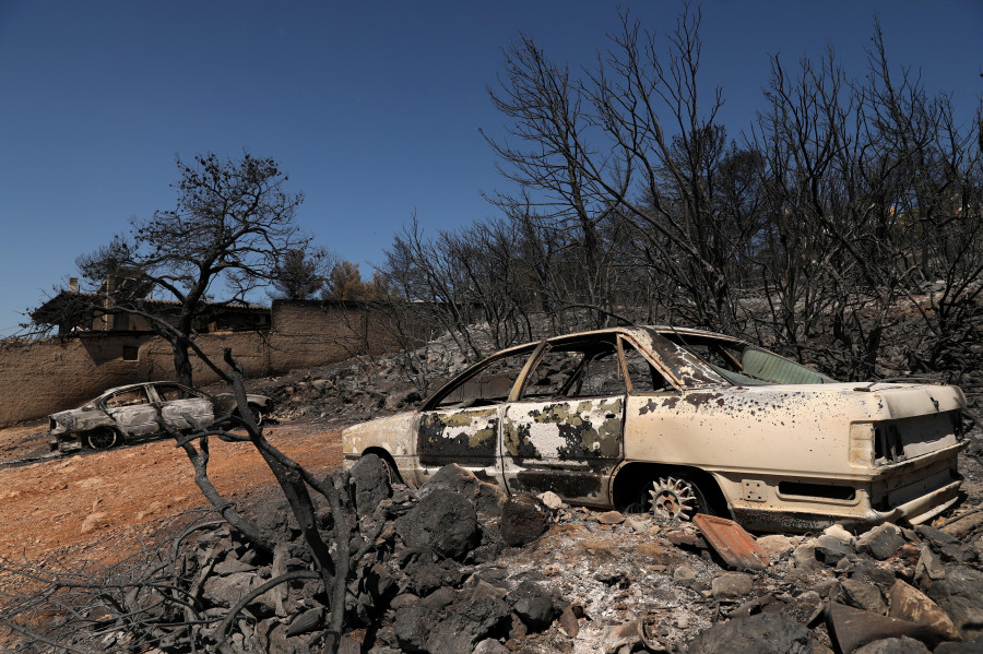 Dan por controlado el gran incendio que quemó 10.000 hectáreas en las afueras de Atenas