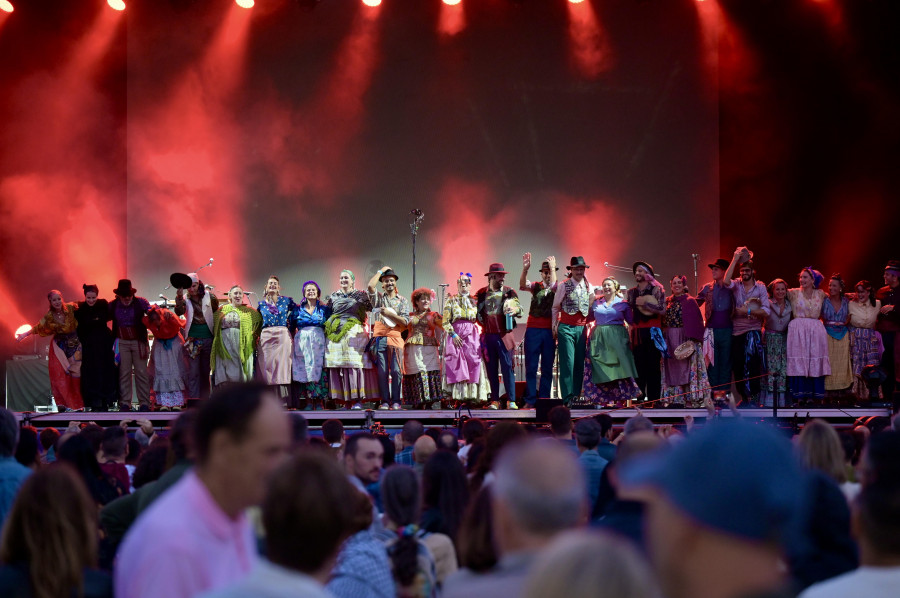 Casi 3.000 personas se reúnen en María Pita para escuchar la música más gallega