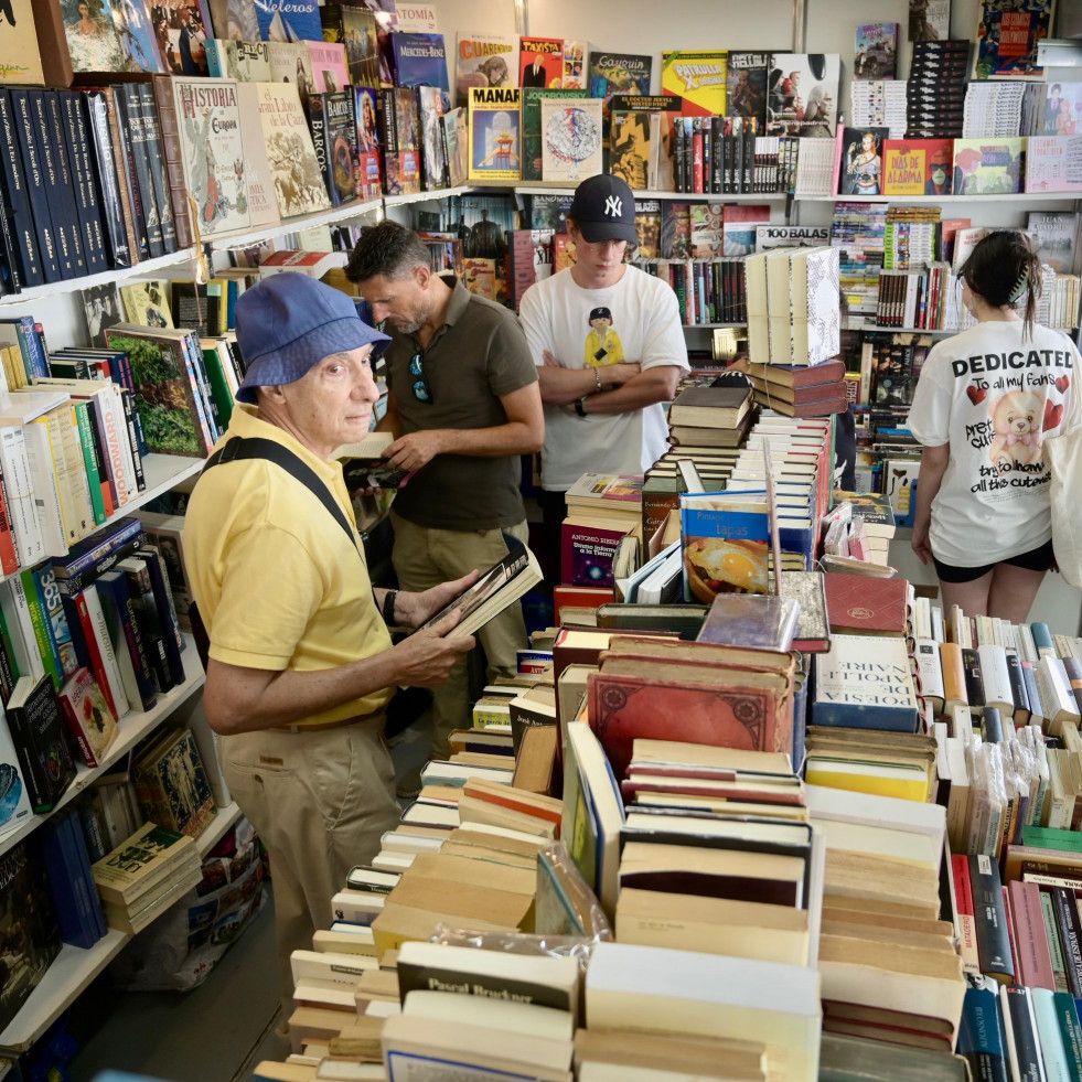 El sol y el optimismo iluminan Méndez Núñez en el inicio de la Feria del Libro Antiguo y de Ocasión