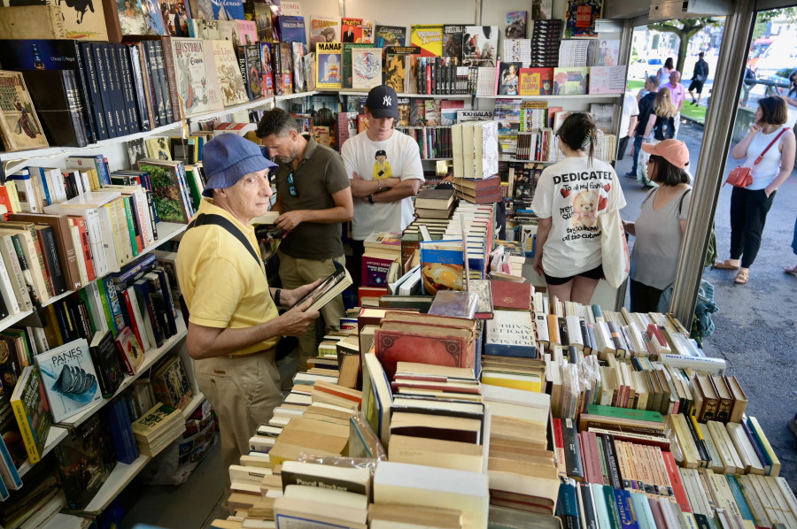 El sol y el optimismo iluminan Méndez Núñez en el inicio de la Feria del Libro Antiguo y de Ocasión