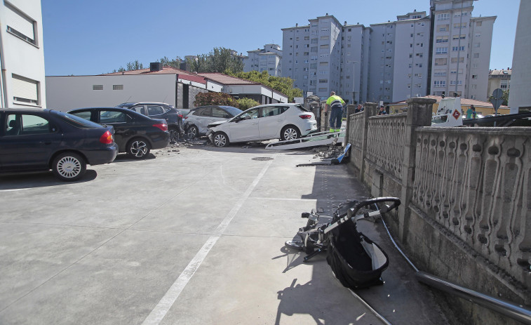 Un padre y su bebé, heridos tras arrasar un coche un muro de hormigón en O Birloque