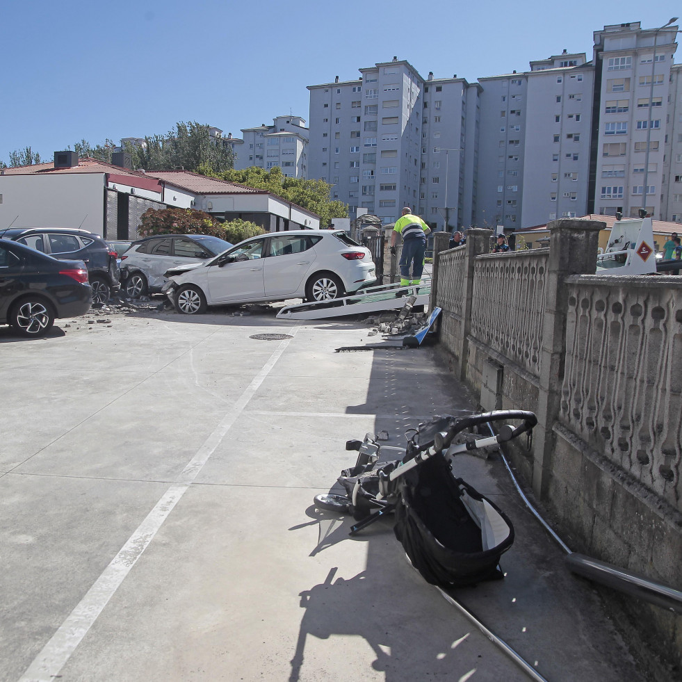 Un padre y su bebé heridos, tras arrasar un coche un muro de hormigón en O Birloque