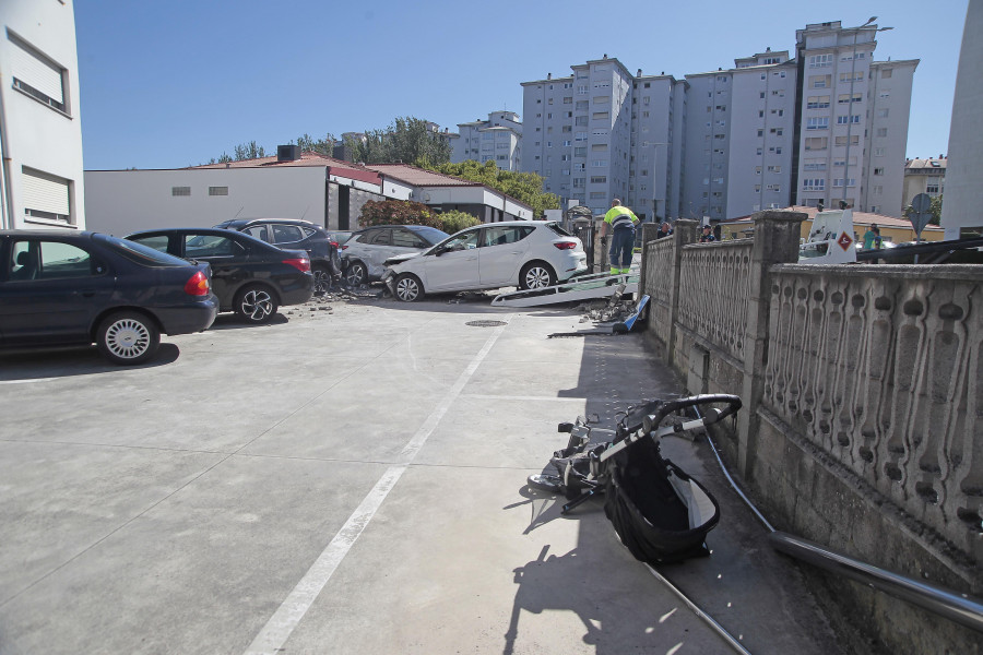 Un padre y su bebé heridos, tras arrasar un coche un muro de hormigón en O Birloque