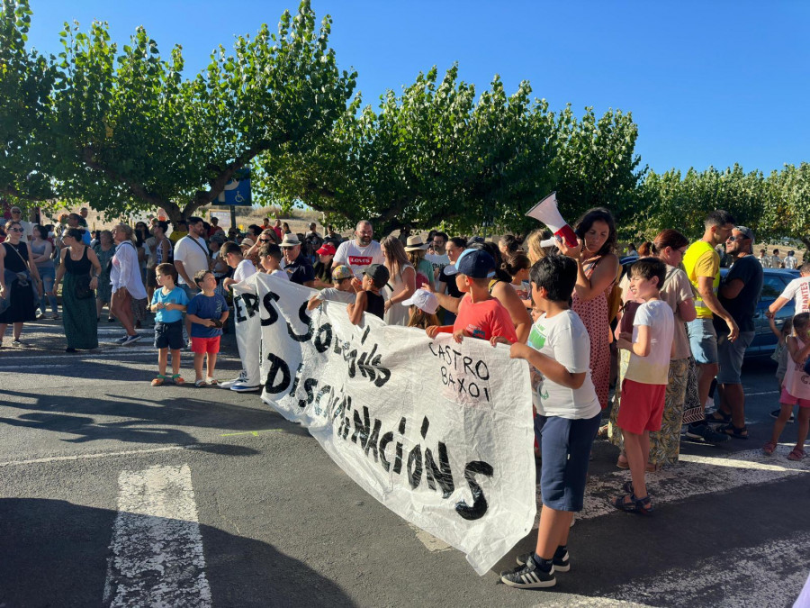 Más de un centenar de personas se manifiesta en Miño para exigir mejoras en el Castro Baxoi