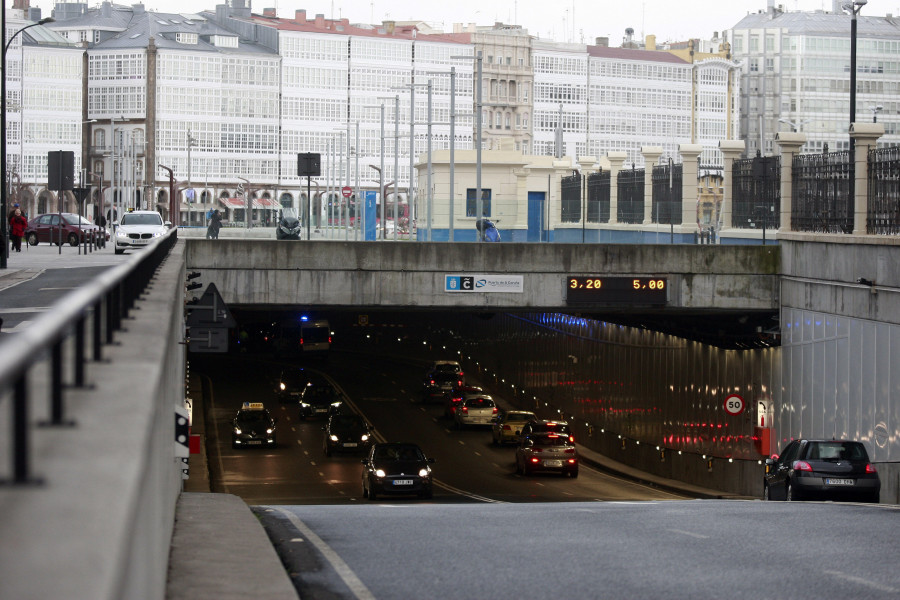 Una autocaravana averiada causa un atasco de media hora en el túnel de María Pita