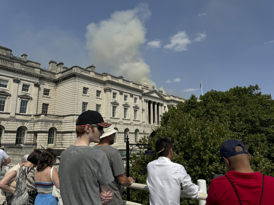 Más de cien bomberos atienden un incendio en un histórico edificio de Londres junto al Támesis