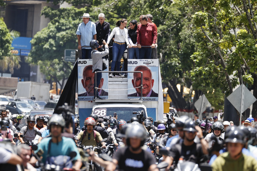 Machado reaparece en público entre el clamor de miles de personas concentradas en Caracas