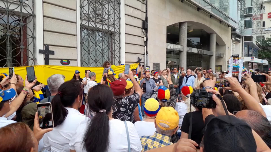 Casi quinientas personas se concentran en A Coruña para exigir el fin del régimen de Maduro