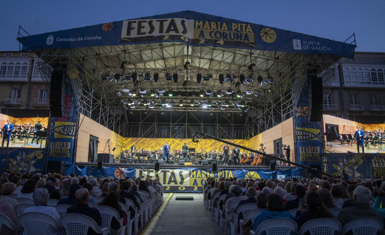 Los coruñeses de toda la vida llenan María Pita para homenajear a sus clásicos musicales