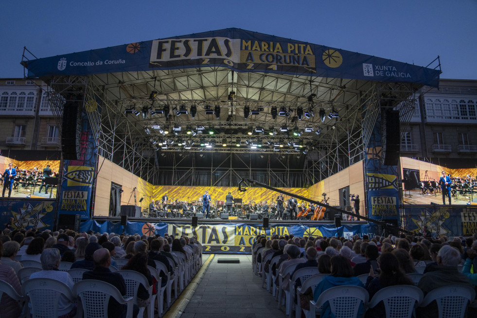 Los coruñeses de toda la vida llenan María Pita para homenajear a sus clásicos musicales