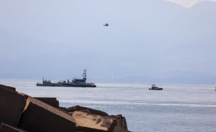 Hallan un cuerpo y siguen buscando a 6 desaparecidos tras el naufragio de un velero en Sicilia