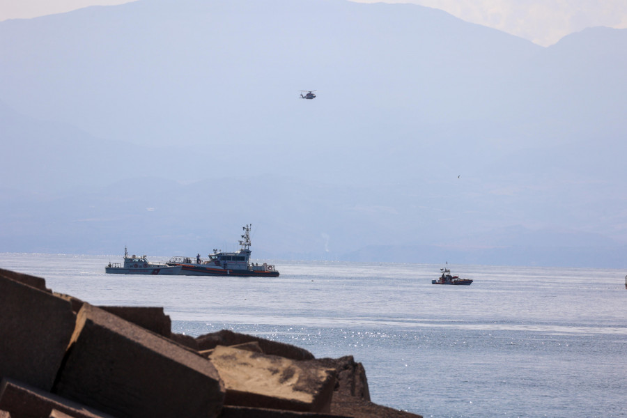 Hallan un cuerpo y siguen buscando a 6 desaparecidos tras el naufragio de un velero en Sicilia