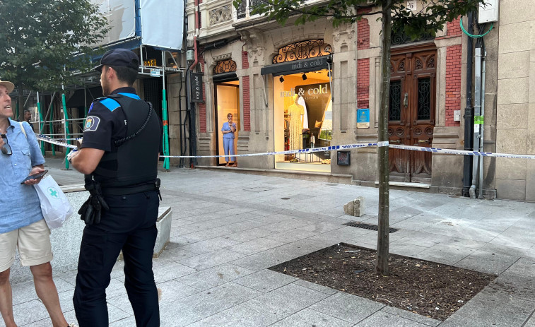 Cae un pedazo de fachada de varios kilos en la calle Compostela