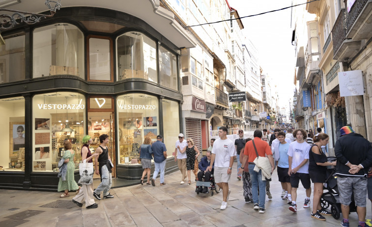 Las calles de A Coruña se reactivan: cae un 20% el número de bajos sin actividad