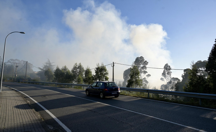 Un coche robado inició el incendio que calcinó casi un hectárea de monte en A Coruña