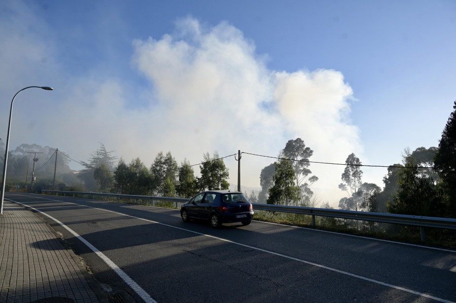 Un coche robado inició el incendio que calcinó casi un hectárea de monte en A Coruña