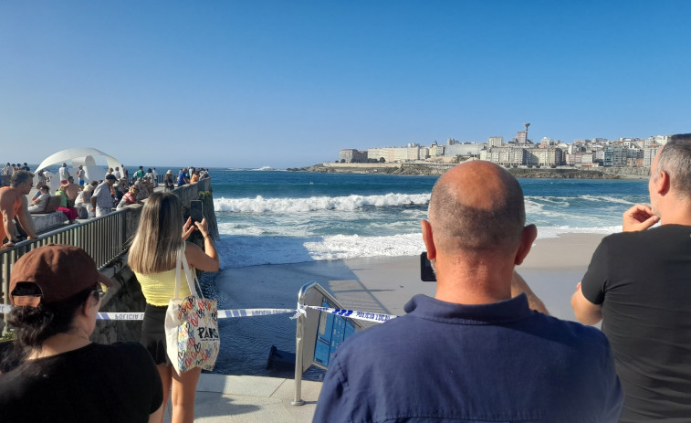 Bandera roja en A Coruña: las mareas vivas obligan a evacuar la playa del Orzán