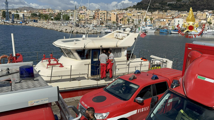 Hallan cinco cadáveres dentro del yate hundido en Sicilia y buscan al último desaparecido