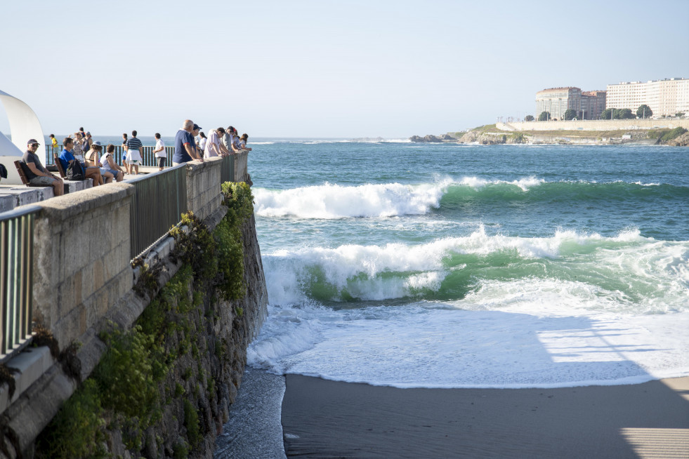 Las mareas vivas en la costas de A Coruña obligaron  a desalojar la playa del Orzán (13)