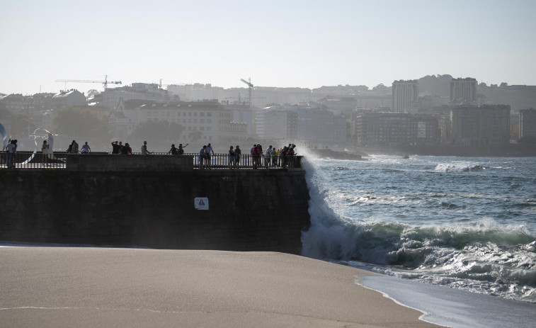 Las playas de A Coruña registran seis incidencias cada día a pesar del mal tiempo