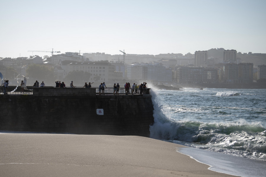 Las playas de A Coruña registran seis incidencias cada día a pesar del mal tiempo