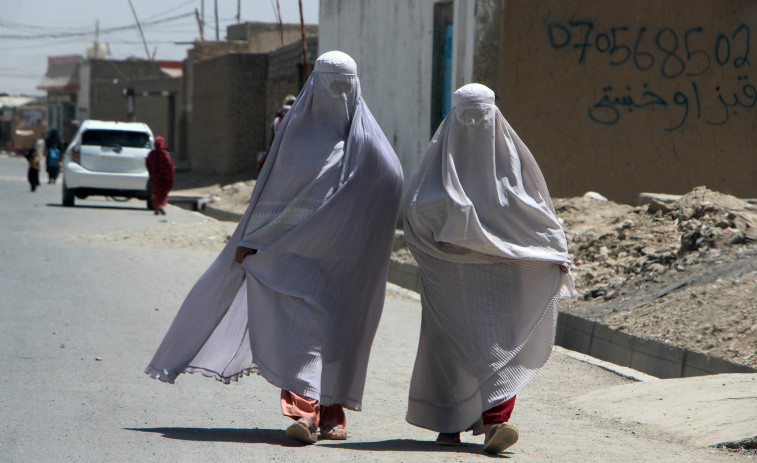 Los talibanes prohíben el sonido de la voz de mujer en público