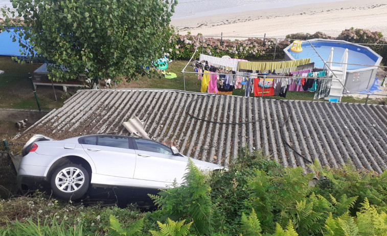 Un coche se sale de la vía y cae sobre un alpendre en Miño