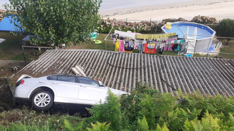 Un coche se sale de la vía y cae sobre un alpendre en Miño