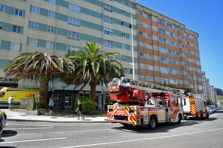 Trasladan a dos personas con quemaduras al CHUAC por un incendio doméstico en Monasterio de Caaveiro