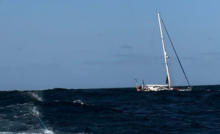 Remolcado un velero tras una interacción con orcas cerca de O Roncudo