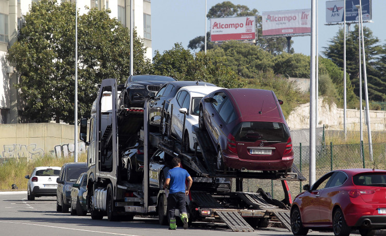 A Coruña, menos coches y más viejos