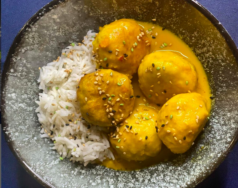 Albóndigas de pollo de corral, salsa curry y arroz basmati de Casa Pardo