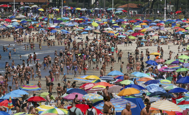 Dos personas investigadas en Vigo por tomar fotos a bañistas, incluidos menores, en dos arenales de la ciudad