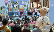 Bluey levanta pasiones infantiles en el centro Marineda City en su primera visita a Galicia