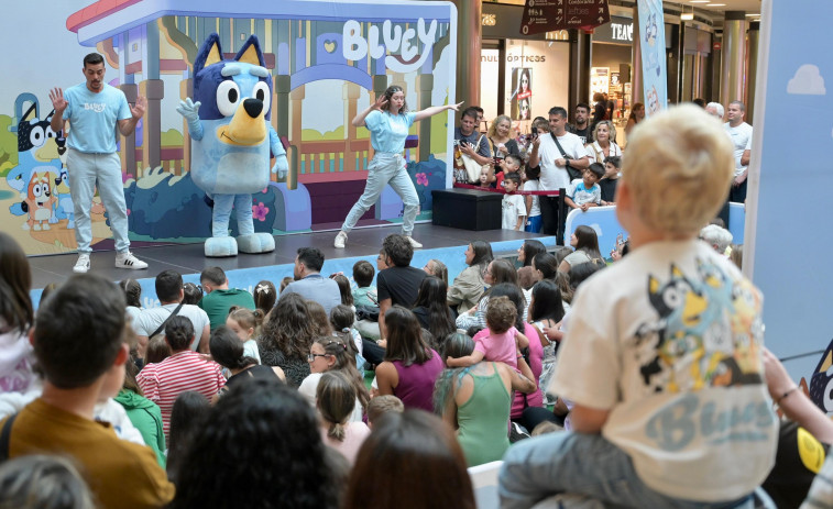 Bluey levanta pasiones infantiles en el centro Marineda City en su primera visita a Galicia