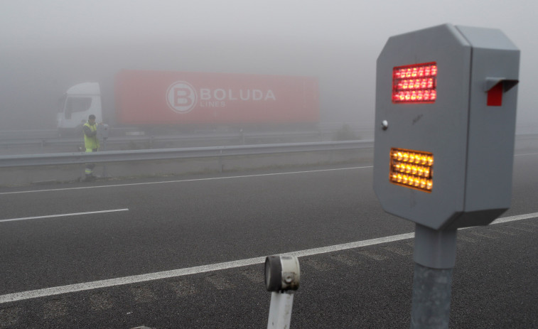 La A-8 permanece cortada por niebla en O Foiuco