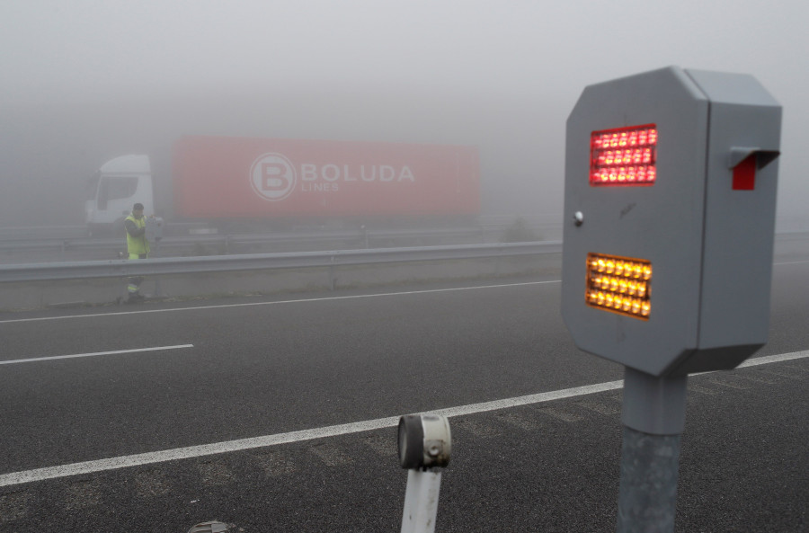 La A-8 permanece cortada por niebla en O Foiuco