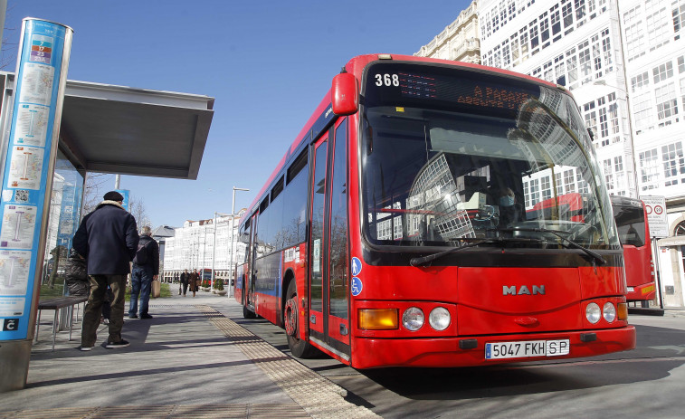 Buscan a un hombre en A Coruña que cortó al conductor de un autobús urbano