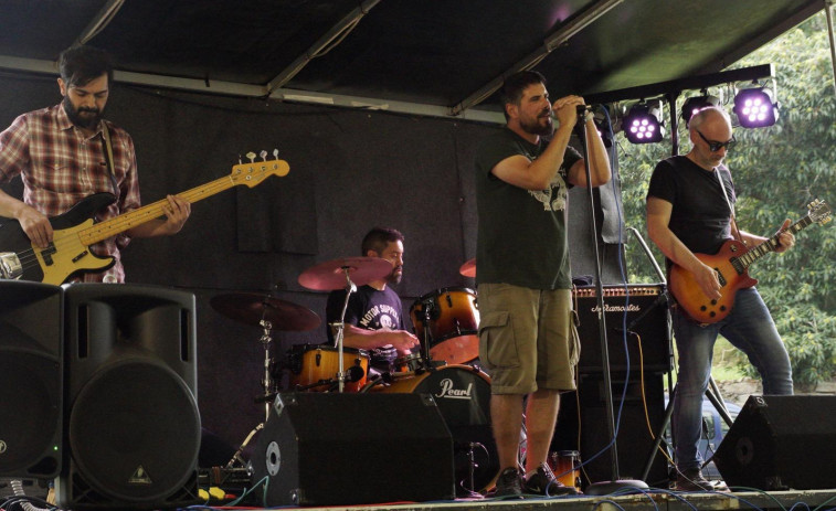 Todas las edades de la parroquia de Viós se dan cita en el festival de rock