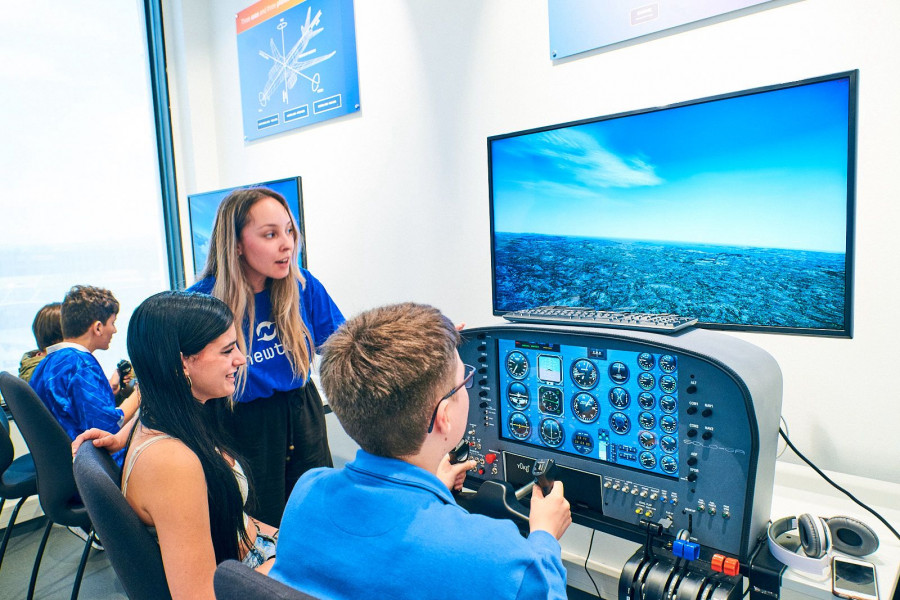 Chicos y chicas de 12 a 18 años pueden participar en las Aulas Tecnópole, que buscan acercar la ciencia y la tecnología de manera creativa