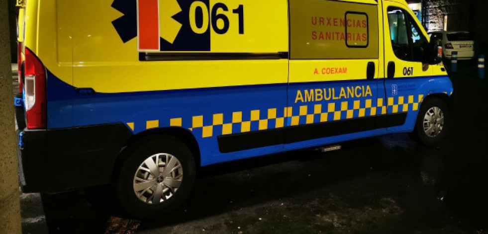 Fallece el conductor de una ambulancia tras volcar en una finca en Curtis