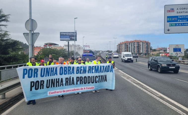 Mariscadores de la ría de O Burgo se movilizan de nuevo para demandar la prórroga de ayudas tras el dragado