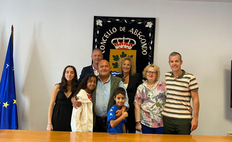 Abegondo despide con regalos a Aziza y Mohammed, dos niños saharauis que pasaron el verano en el municipio