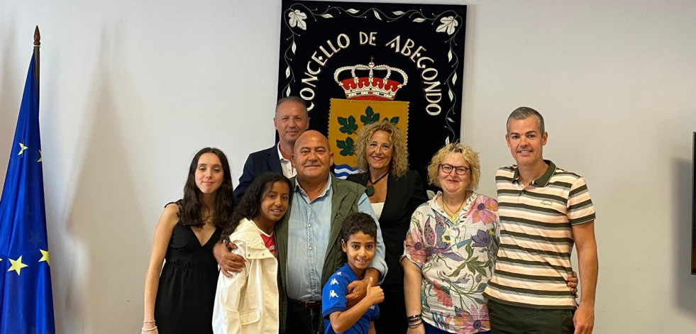 Abegondo despide con regalos a Aziza y Mohammed, dos niños saharauis que pasaron el verano en el municipio