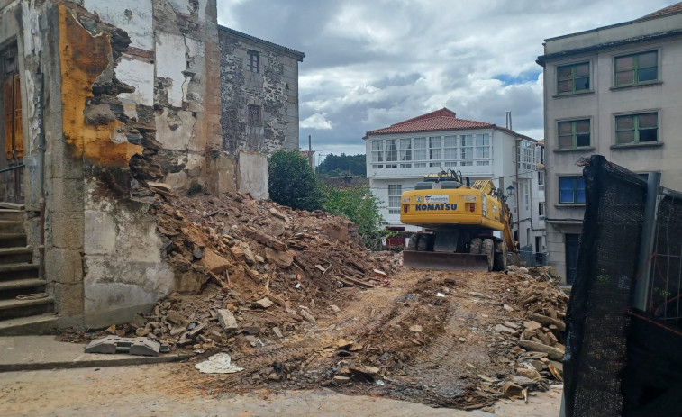 Inician la demolición de los inmuebles ruinosos que obligaron a cortar hace seis meses la calle Santiago de Betanzos