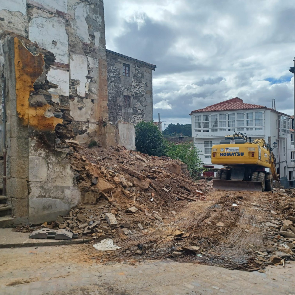 Inician la demolición de los inmuebles ruinosos que obligaron a cortar hace seis meses la calle Santiago de Betanzos