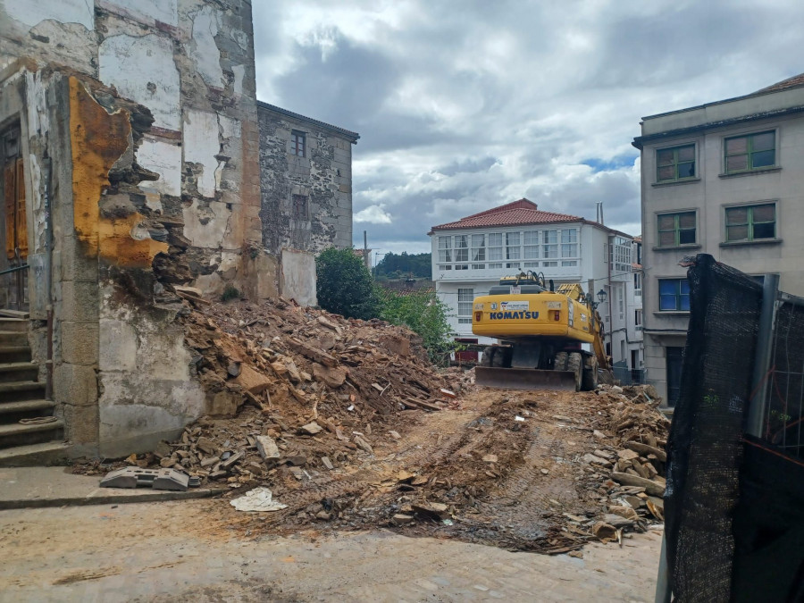 Inician la demolición de los inmuebles ruinosos que obligaron a cortar hace seis meses la calle Santiago de Betanzos