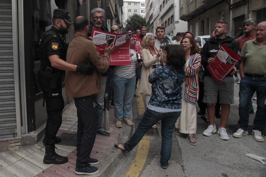 Un presunto "toxicómano" se mofa de los manifestantes del Agra do Orzán y es separado por la Policía